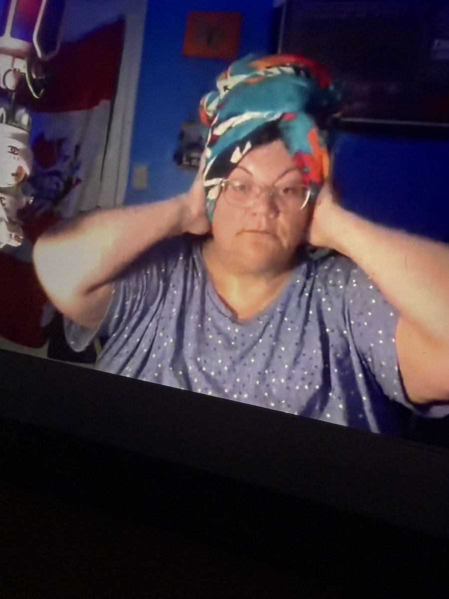 LadySquibbles16's tweet image. this is peak Qweenie with her nightgown and Lafufu 😭😭
