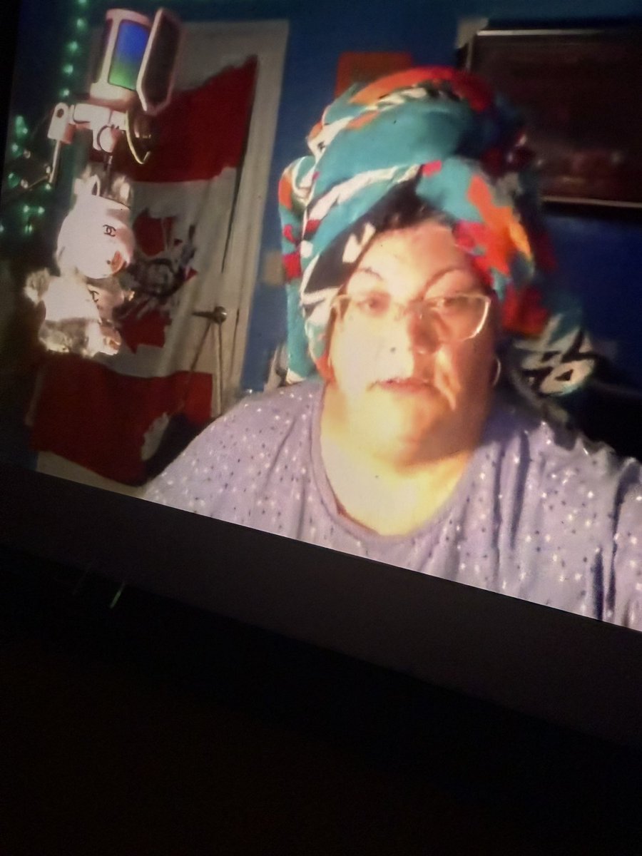 LadySquibbles16's tweet image. this is peak Qweenie with her nightgown and Lafufu 😭😭