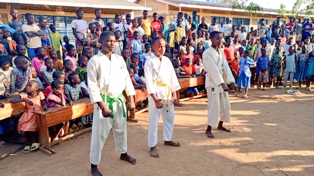 bugeserayouth's tweet image. #IntoreMuBiruhuko: Uyu munsi, ku nshuro ya 3 abana n'Urubyiruko bitabiriye gahunda y'Intore mu Miruhuko mu mirenge yose igize Akarere ka Bugesera. Bahawe ikiganiro kigaruka ku murimo, imirimo yo murugo ikorwa n'abana n'indangagaciro z'umurimo unoze. @RwandaLocalGov, @Dominiquehab