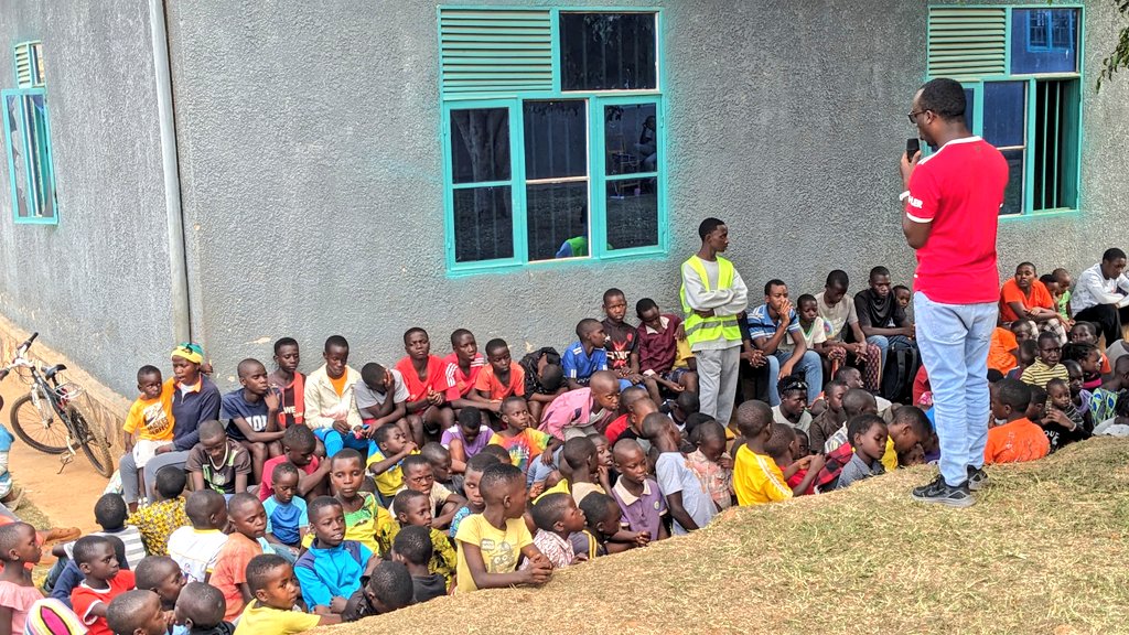 bugeserayouth's tweet image. #IntoreMuBiruhuko: Uyu munsi, ku nshuro ya 3 abana n'Urubyiruko bitabiriye gahunda y'Intore mu Miruhuko mu mirenge yose igize Akarere ka Bugesera. Bahawe ikiganiro kigaruka ku murimo, imirimo yo murugo ikorwa n'abana n'indangagaciro z'umurimo unoze. @RwandaLocalGov, @Dominiquehab