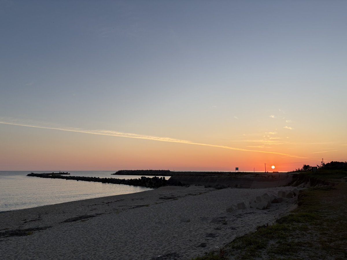 mito_etta's tweet image. ハワイ来ました🏝️🏝️

これが日本海...