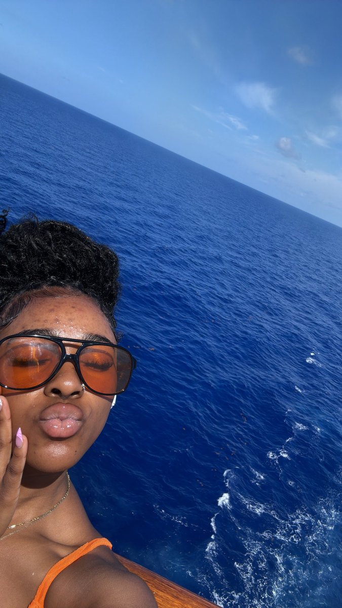 Drochaee's tweet image. me or the view ?