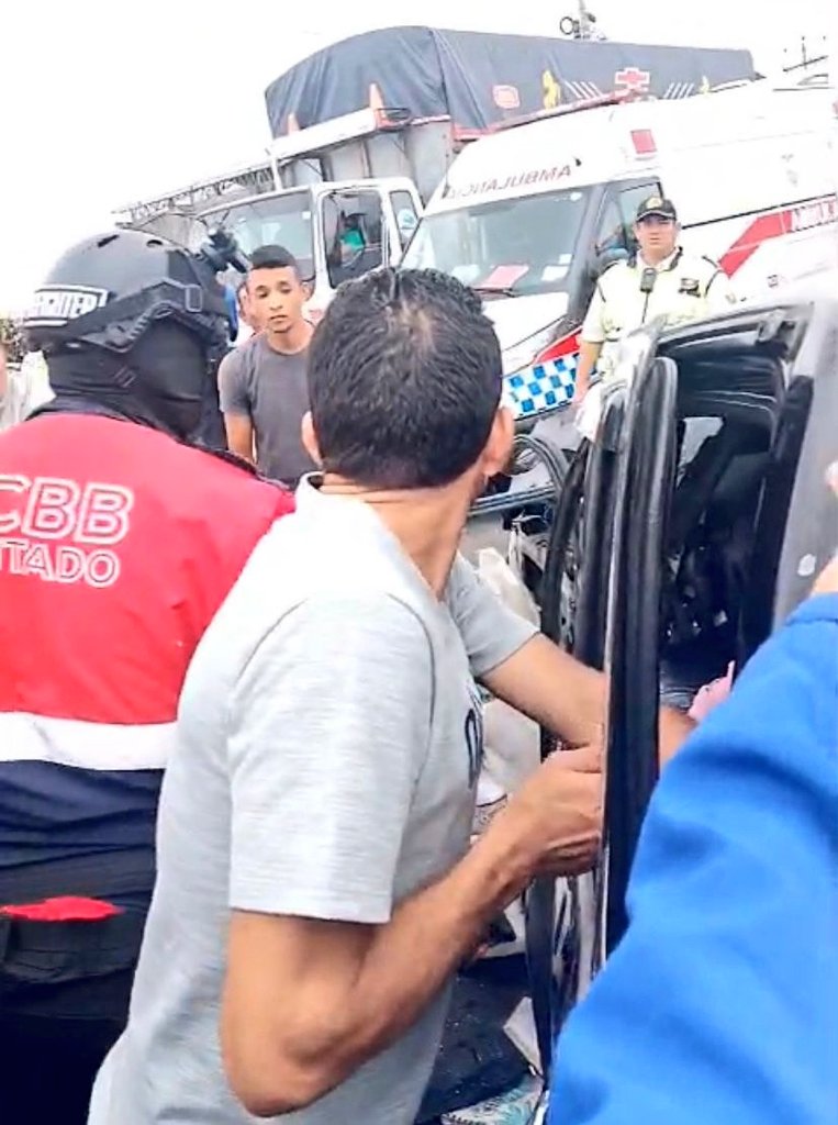 👨‍🚒🚨🚛 Acudimos al km 4.5 de la vía a #Jujan, por un accidente de tránsito entre una camioneta y un tráiler.

Más información ⬇️
facebook.com/share/p/1GhFPL…