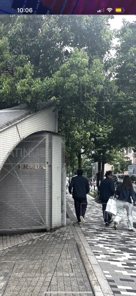 👜🇯🇵 ANDY LÓPEZ BELTRÁN SALE DE PRADA EN TOKIO

Nuevas imágenes muestran a Andy López Beltrán, hijo del expresidente, paseando por el exclusivo distrito de Aoyama, en Tokio. Acompañado por dos personas, fue captado saliendo de una tienda Prada. El “Morena Tour” en Japón sigue