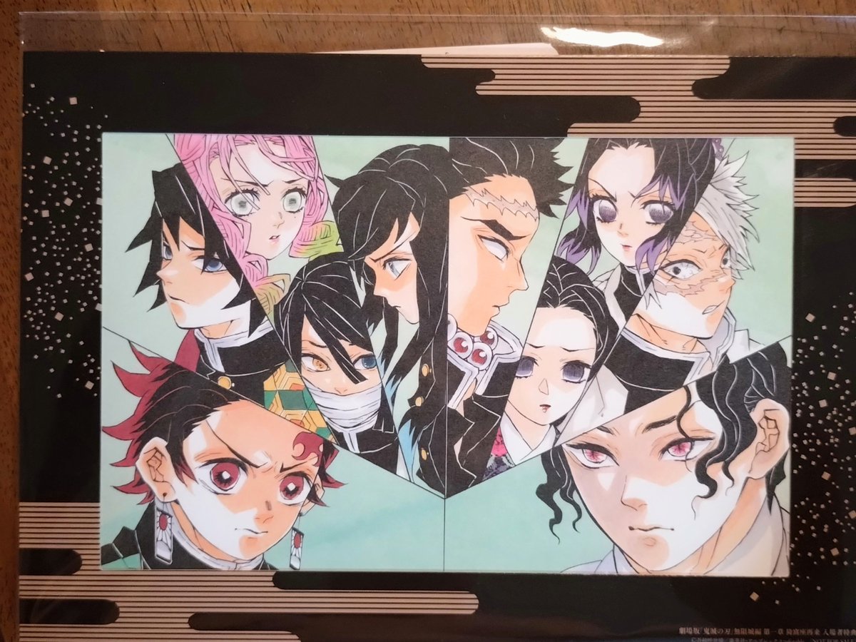 入場者特典の特製アートスタンドと、劇場ポスターデザインカードも