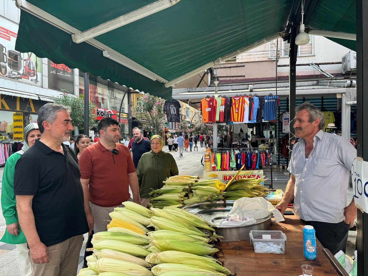 mhamarat52's tweet photo. 📍 Altınordu 

Ordumuzun güler yüzlü sıcak yürekli insanları, her zaman olduğu gibi sizlerin güler yüzü ve samimiyeti bizleri mutlu ediyor.
➖ Öğle namazı çıkışı Cami cemaatimizin çay davetlerini geri çevirmedik,
➖ Fidangörde esnaf ziyareti yaptık, çalışanlarımıza hayırlı işler diledik,
➖ Hemşehrilerimizle selamlaşıp güzel bir gün diledik,
➖Boztepe TV Dursun Biran Yılmaz'ın röportajı talebini geri çevirmedik,
➖ Muhittin abimizin yemek davetine katılım sağladık. 
Şehrimzin güzel insanlarıyla bir arada olmak, gücümüze güç katıyor. Yüzümüzü güldüren, enerjimizi artıran Ordumuzun güzel insanlarına bin selam olsun.🇹🇷🙏🤝
