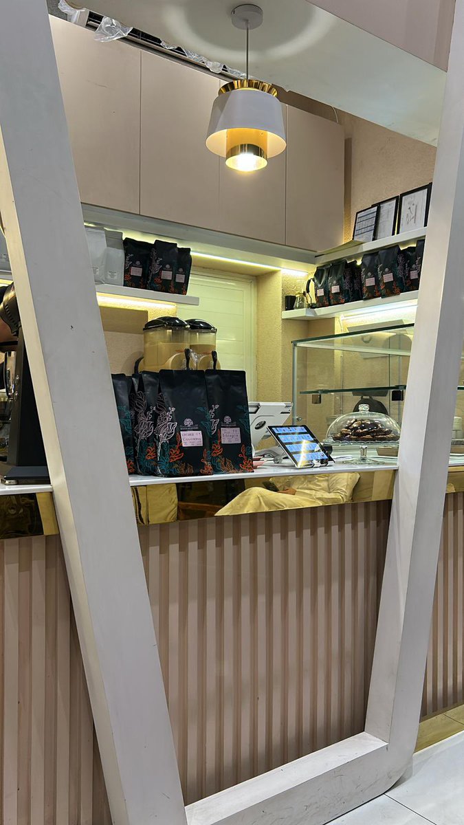 2lorm's tweet image. كـل ما قرَّرت أخليك خليت القرار 
ما دريت إن الهوى صعب يا عذْب الِّلمى

أنت بحرٍ في خريطة ونجمٍ في مدار 
لو أطير من الأراضي لقيتك في السِّما