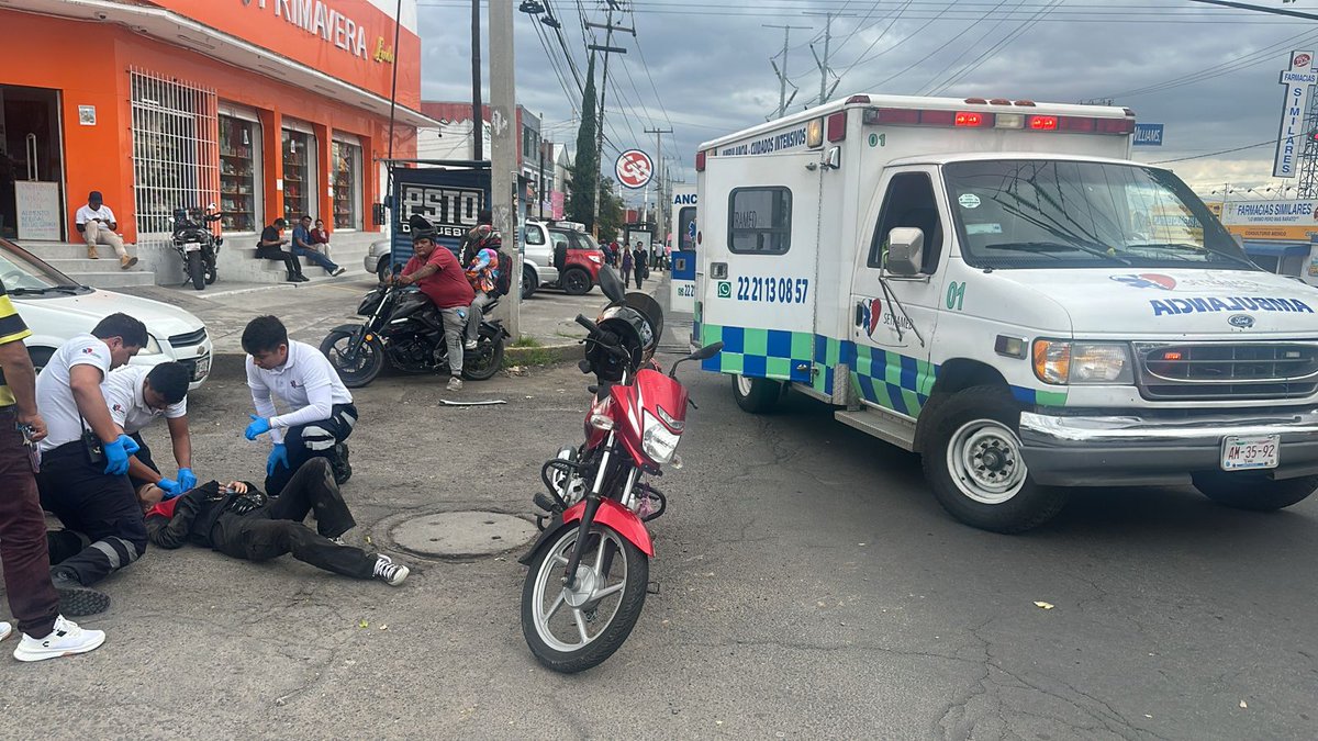 elincorrectosoy's tweet image. ACCIDENTE EN LA PAZ 🚨 Cynthia González, motociclista que circulaba por prolongación Reforma y calle Ajalpan en #Puebla, fue embestida por una camioneta café que se dio a la fuga tras el choque. La joven fue atendida por paramédicos.