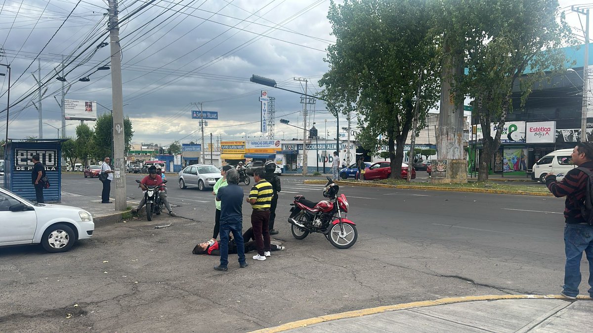 elincorrectosoy's tweet image. ACCIDENTE EN LA PAZ 🚨 Cynthia González, motociclista que circulaba por prolongación Reforma y calle Ajalpan en #Puebla, fue embestida por una camioneta café que se dio a la fuga tras el choque. La joven fue atendida por paramédicos.