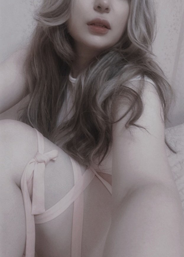 elnaz_hdrz's tweet image. Goodnight from the pink side of the moon ☽🩷