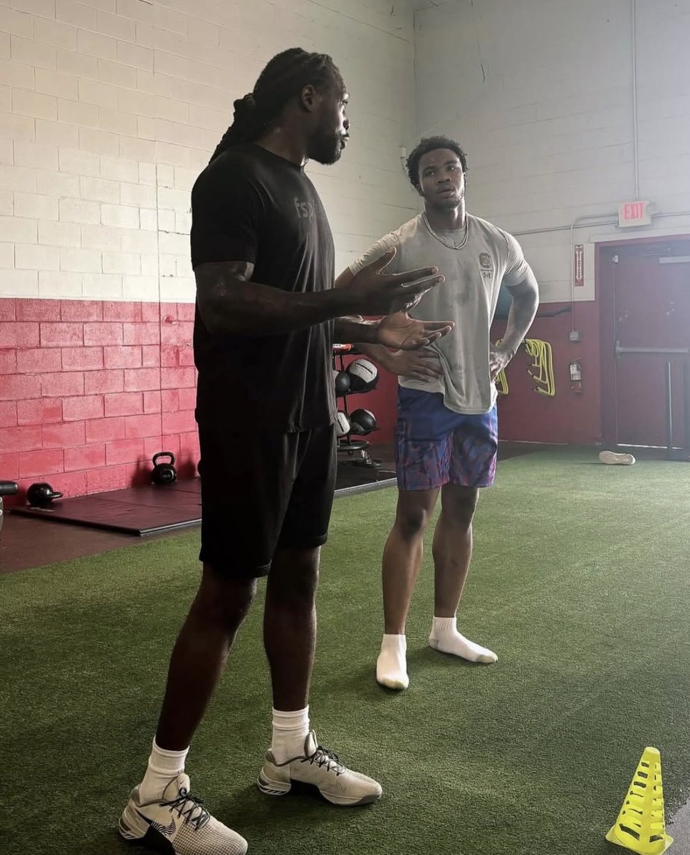 TailG8syndicate's tweet photo. This is a scary sight for every QB on Carolina’s schedule.
Former No. 1 overall pick Clowney mentoring a potential future No. 1 in Dylan Stewart. 🐔 🔥
#Gamecocksfootball #ForeverToThee https://t.co/7Dy5wjb44w