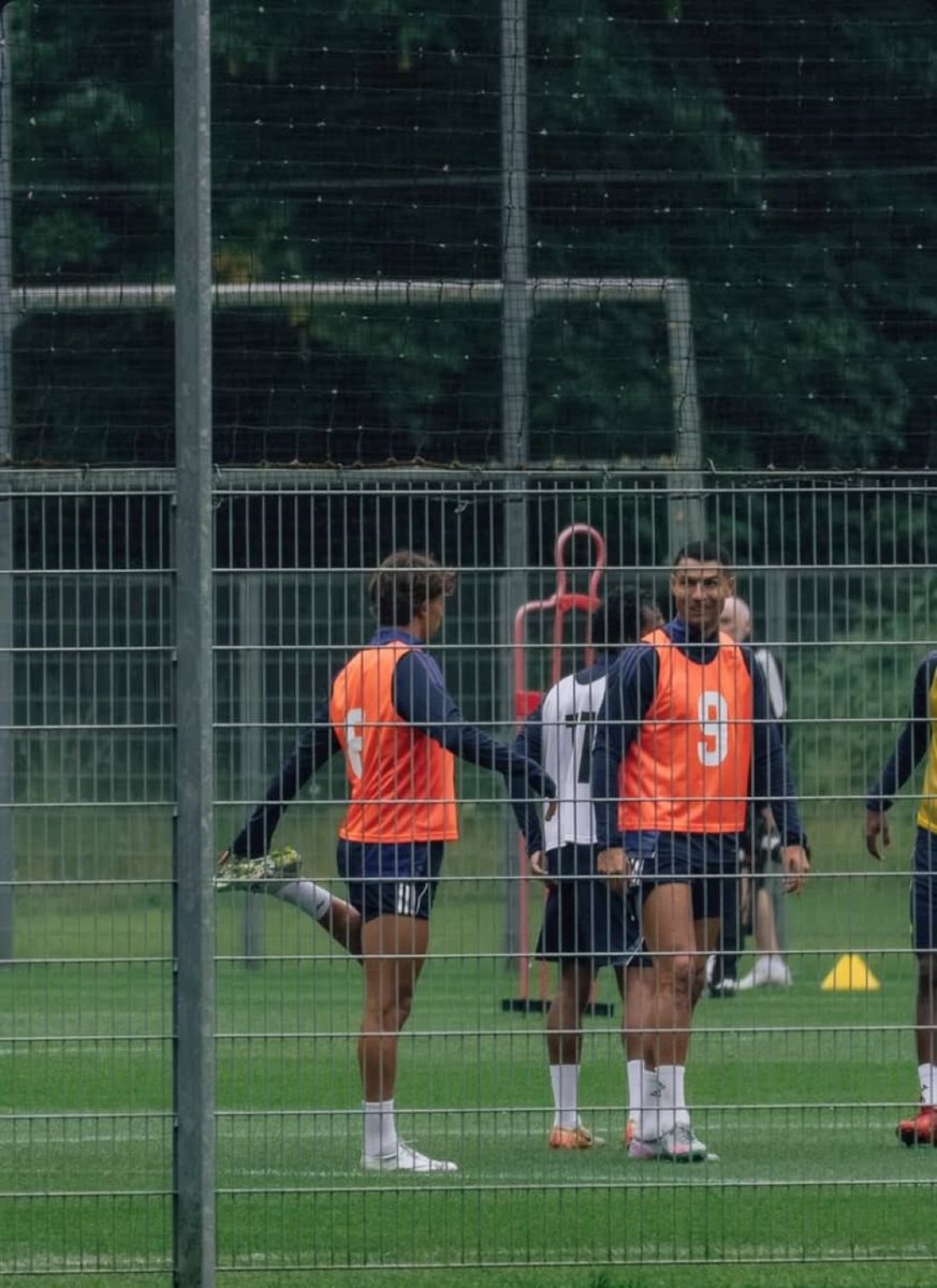 MidanAlYaum's tweet image. #جواو_فيليكس يظهر رفقة #كريستيانو_رونالدو في تدريبات #النصر
للتفاصيل alyaum.com/articles/66070…
#الميدان #دوري_روشن