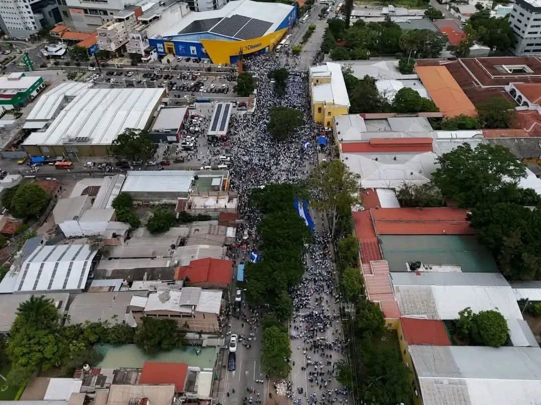 Minotahn's tweet image. 📢 𝗘𝗫𝗔𝗚𝗘𝗥𝗔𝗖𝗜𝗢́𝗡 𝗩𝗦 𝗥𝗘𝗔𝗟𝗜𝗗𝗔𝗗
Lo que medios corporativos llaman “marcha masiva” de 50 mil personas es otra falsedad más.
¿𝐐𝐮𝐞 𝐧𝐨 𝐞𝐱𝐢𝐬𝐭𝐞 𝐮𝐧𝐚 𝐦𝐚𝐭𝐫𝐢𝐳 𝐦𝐞𝐝𝐢𝐚́𝐭𝐢𝐜𝐚 𝐝𝐞 𝐥𝐚 𝐮𝐥𝐭𝐫𝐚 𝐝𝐞𝐫𝐞𝐜𝐡𝐚 𝐞𝐧 𝐇𝐨𝐧𝐝𝐮𝐫𝐚𝐬? 🤔
Para…