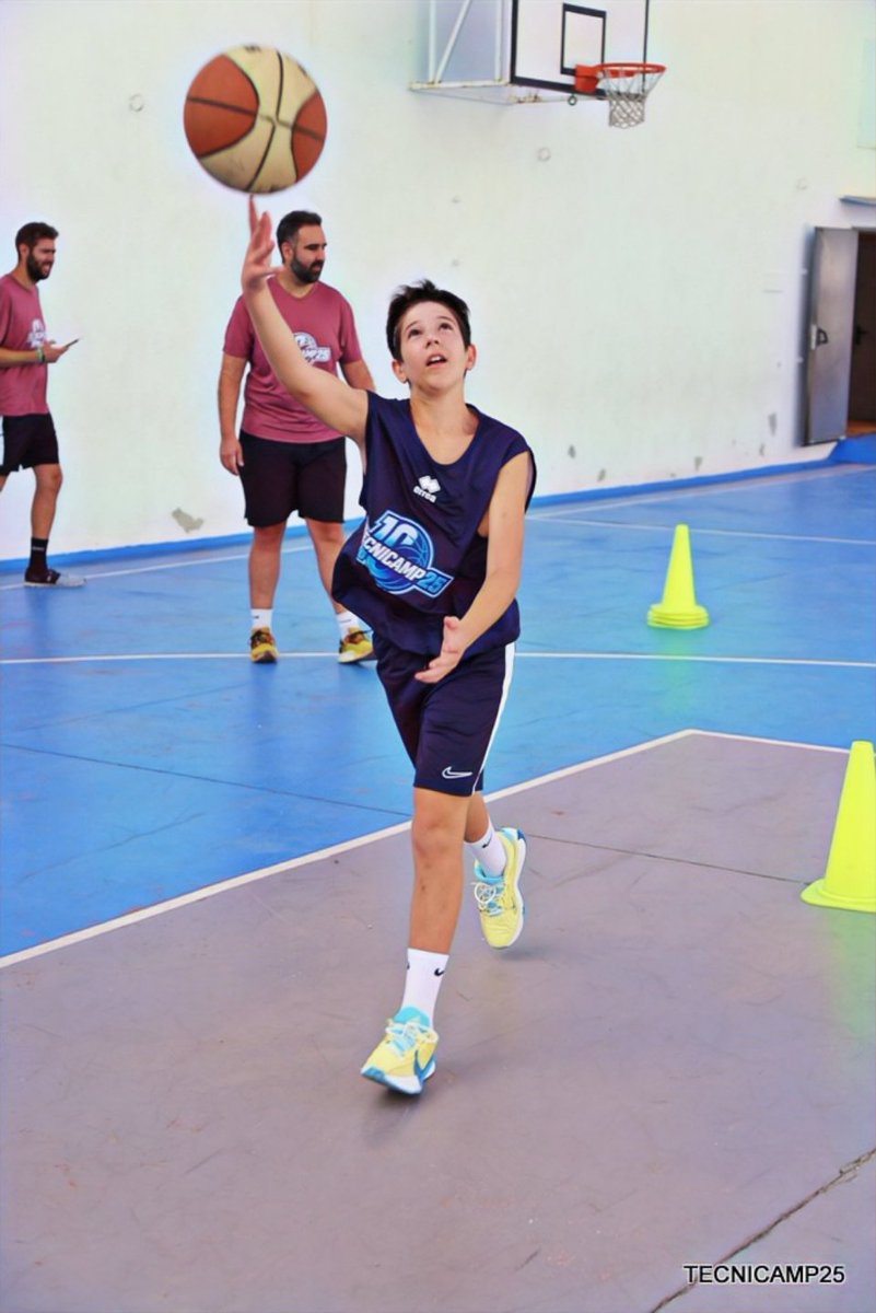 tecnicamp's tweet image. ¡Primer día superado con éxito!🔥

Así da gusto empezar la 10ª edición de Tecnicamp. Hoy hemos arrancado con mucha energía, ilusión... ¡y mucho dribbling! 💥💪
⁣
Mañana, ¡más y mejor!

📸 Fotos del día disponibles en nuestro Facebook 
⁣
#Tecnicamp2025 #PrimerDía #DribblingDay