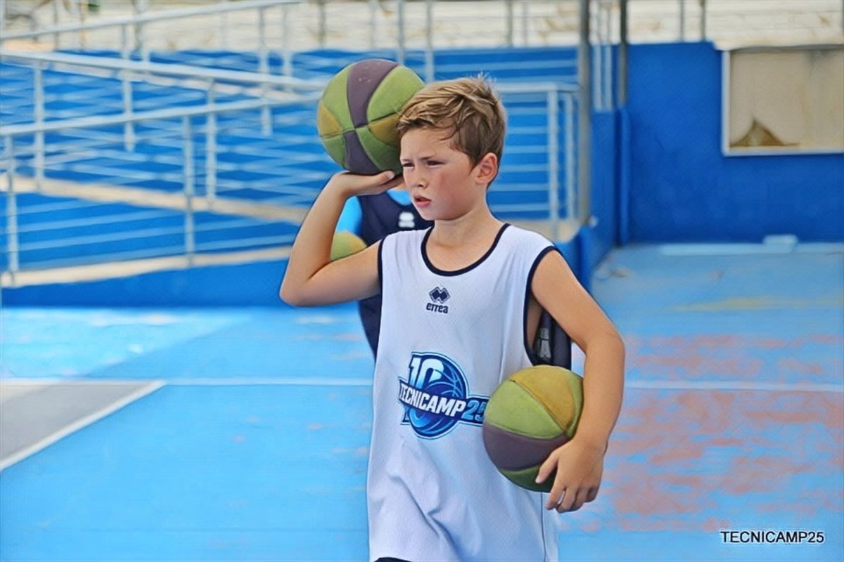 tecnicamp's tweet image. ¡Primer día superado con éxito!🔥

Así da gusto empezar la 10ª edición de Tecnicamp. Hoy hemos arrancado con mucha energía, ilusión... ¡y mucho dribbling! 💥💪
⁣
Mañana, ¡más y mejor!

📸 Fotos del día disponibles en nuestro Facebook 
⁣
#Tecnicamp2025 #PrimerDía #DribblingDay