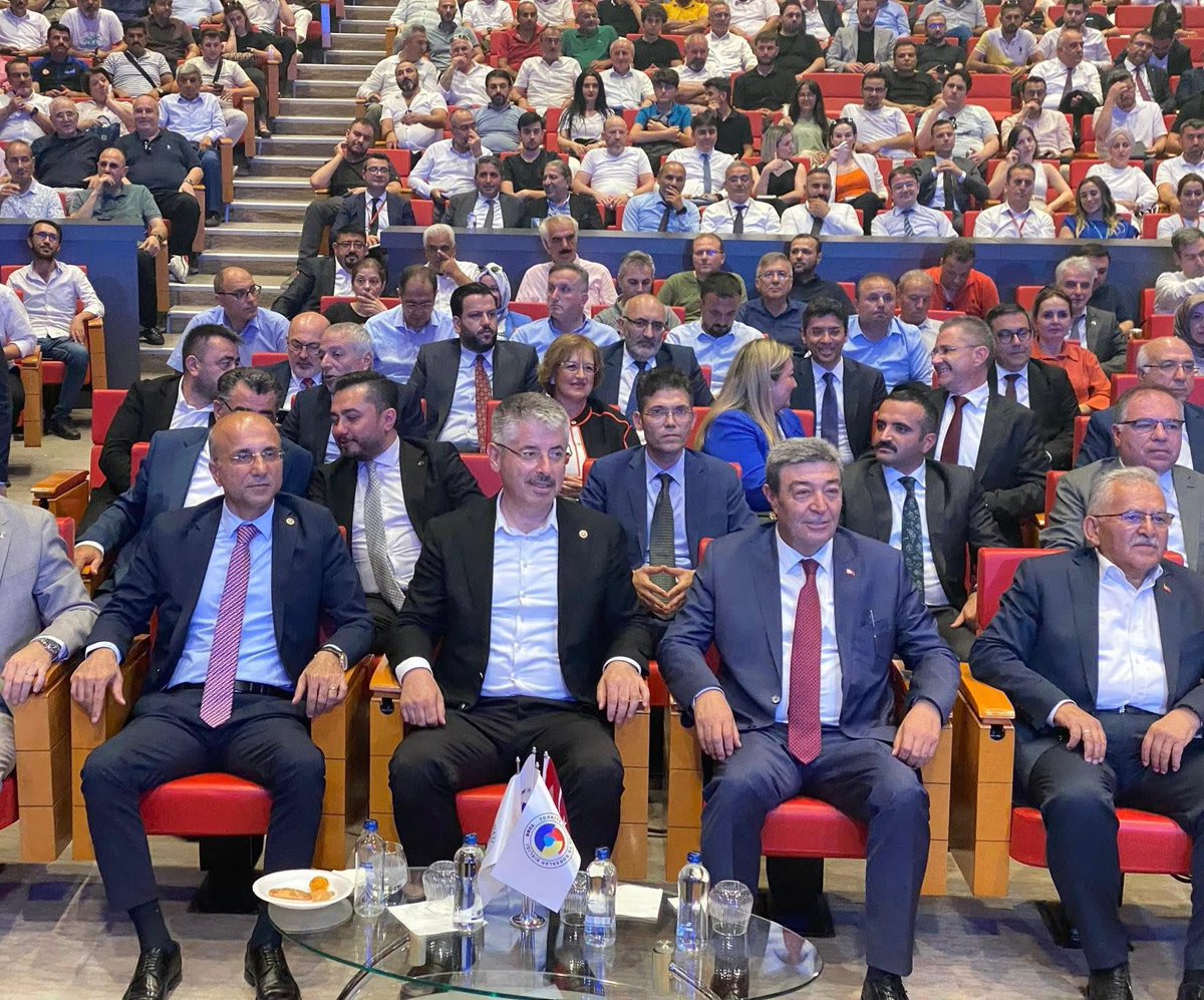 gencaskn's tweet image. Kayseri Ticaret Odası ev sahipliğinde düzenlenen “Para Politikası ve Makroekonomik Görünüm” toplantısına katılarak, Merkez Bankası Başkanı Sn. Fatih Karahan’ın sunumunu dinledik.
Sn. Karahan verdiği rakamlara gerçekten inanıyor mu bilmiyoruz ama bildiğimiz bir şey var: Sokaktaki…
