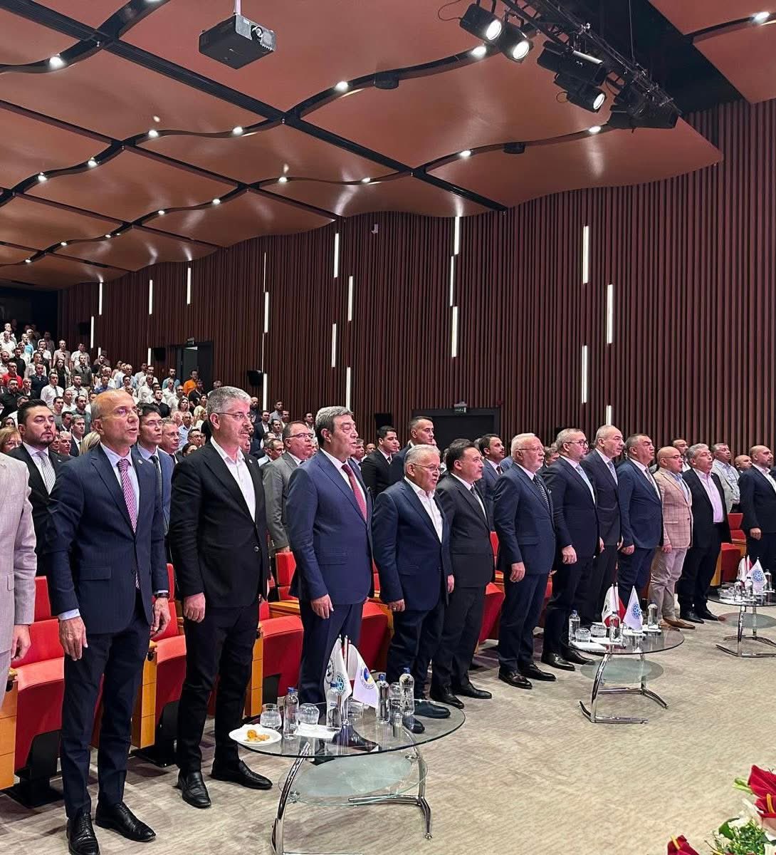 gencaskn's tweet image. Kayseri Ticaret Odası ev sahipliğinde düzenlenen “Para Politikası ve Makroekonomik Görünüm” toplantısına katılarak, Merkez Bankası Başkanı Sn. Fatih Karahan’ın sunumunu dinledik.
Sn. Karahan verdiği rakamlara gerçekten inanıyor mu bilmiyoruz ama bildiğimiz bir şey var: Sokaktaki…