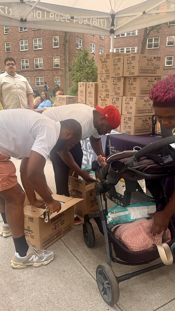On Friday, Day 5 of our Diaper Giveaway at Gun Hill Houses was another powerful reminder of what community care looks like!
Thanks to our continued partnership with Catholic Charities NY and Mosholu Montefiore Community Center (MMCC).