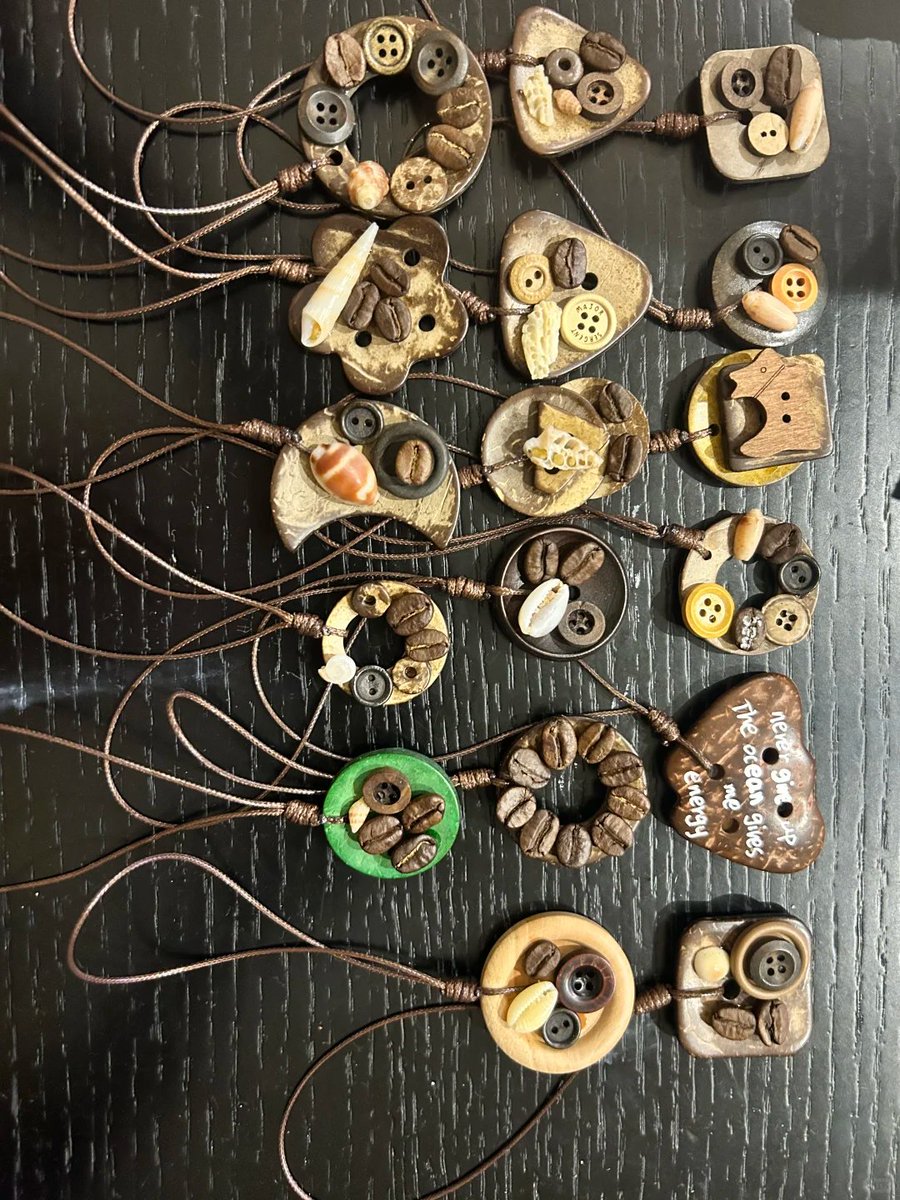 linke83282813's tweet image. Button bracelets, button necklaces, and button pendants can incorporate many elements. #DIYJewelry #ButtonCraft #Accessories #CraftProjects #DIY #CreativeHobbies #JewelryMaking #Handmade #Artisan #CustomDesigns
