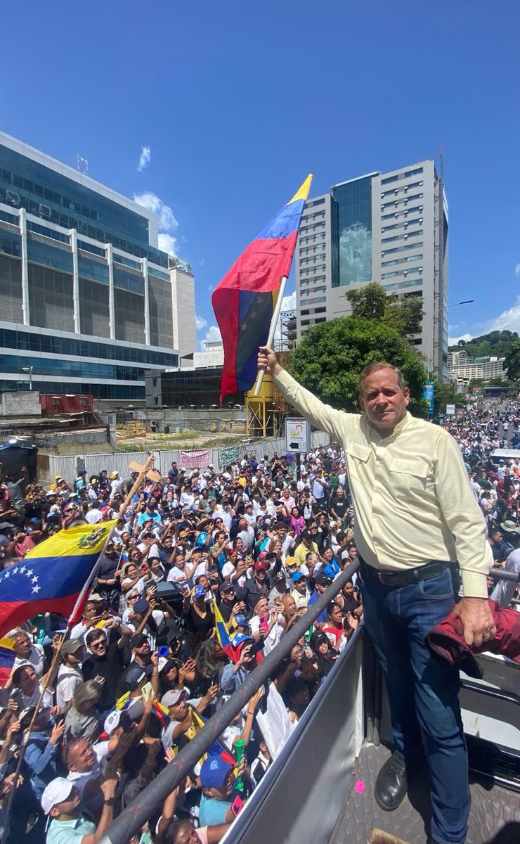 JuanPGuanipa's tweet photo. Hace un año mi padre se fue a Caracas luego de votar. 

En nuestra última conversación, me dijo que iba “a dar la vida de ser necesario.”

A partir de ese día, pasó a resguardo para protegerse de una detención arbitraria. En casa teníamos el corazón en la garganta cada vez que tocaba una movilización.

Mi padre pasó casi diez meses en resguardo, asumiéndolo con entereza. 

Aún así, no dejó de estar presente. Siempre mantuvo en orden la casa, pendiente de los gastos, de la escuela de los chamos, de cada cumpleaños, de cada llamada.

Hoy, a un año del 28 de julio, recuerdo esa gesta.

El día en que Venezuela escogió su destino. Y también recuerdo todo lo que Juan Pablo Guanipa ha hecho para defender ese mandato. 

Esa foto del Día del Padre de 2024, la última que nos tomamos juntos, la guardo como un tesoro. 

Porque resume lo que es: fuerza en la adversidad, amor sin condiciones, ejemplo de entrega.

Gracias a todos los zulianos y venezolanos que han estado pendientes del caso de papá y de todos los presos políticos. 

No estamos solos. 

Nos tenemos los unos a los otros.

-Ramón.