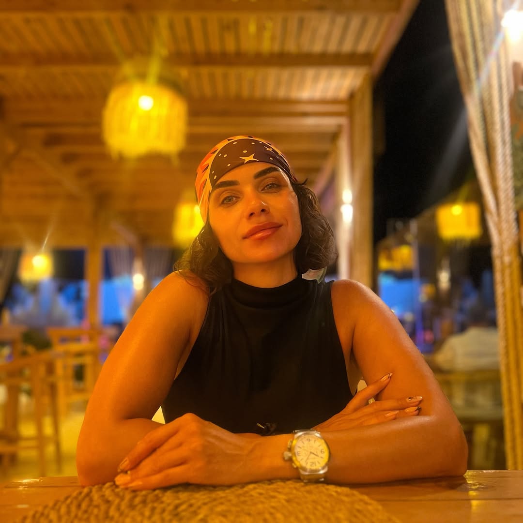 FilFan's tweet image. نور قدري في أحدث ظهور: "الحياة مش بتستنى حد، واللي راح مش هيرجع. كل لحظة بتعدي هي فرصة جديدة نعيشها، نضحك فيها، ونتعلم منها. متبصش وراك كتير، اللي فات علمك ومشي، لكن اللي جاي لسه مكتوب بإيدك. عيش يومك بحب، واتمسك بالأمل، وافرح حتى بالحاجات البسيطة...” 💫🕊️