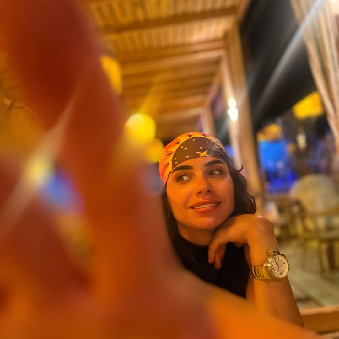 FilFan's tweet image. نور قدري في أحدث ظهور: "الحياة مش بتستنى حد، واللي راح مش هيرجع. كل لحظة بتعدي هي فرصة جديدة نعيشها، نضحك فيها، ونتعلم منها. متبصش وراك كتير، اللي فات علمك ومشي، لكن اللي جاي لسه مكتوب بإيدك. عيش يومك بحب، واتمسك بالأمل، وافرح حتى بالحاجات البسيطة...” 💫🕊️