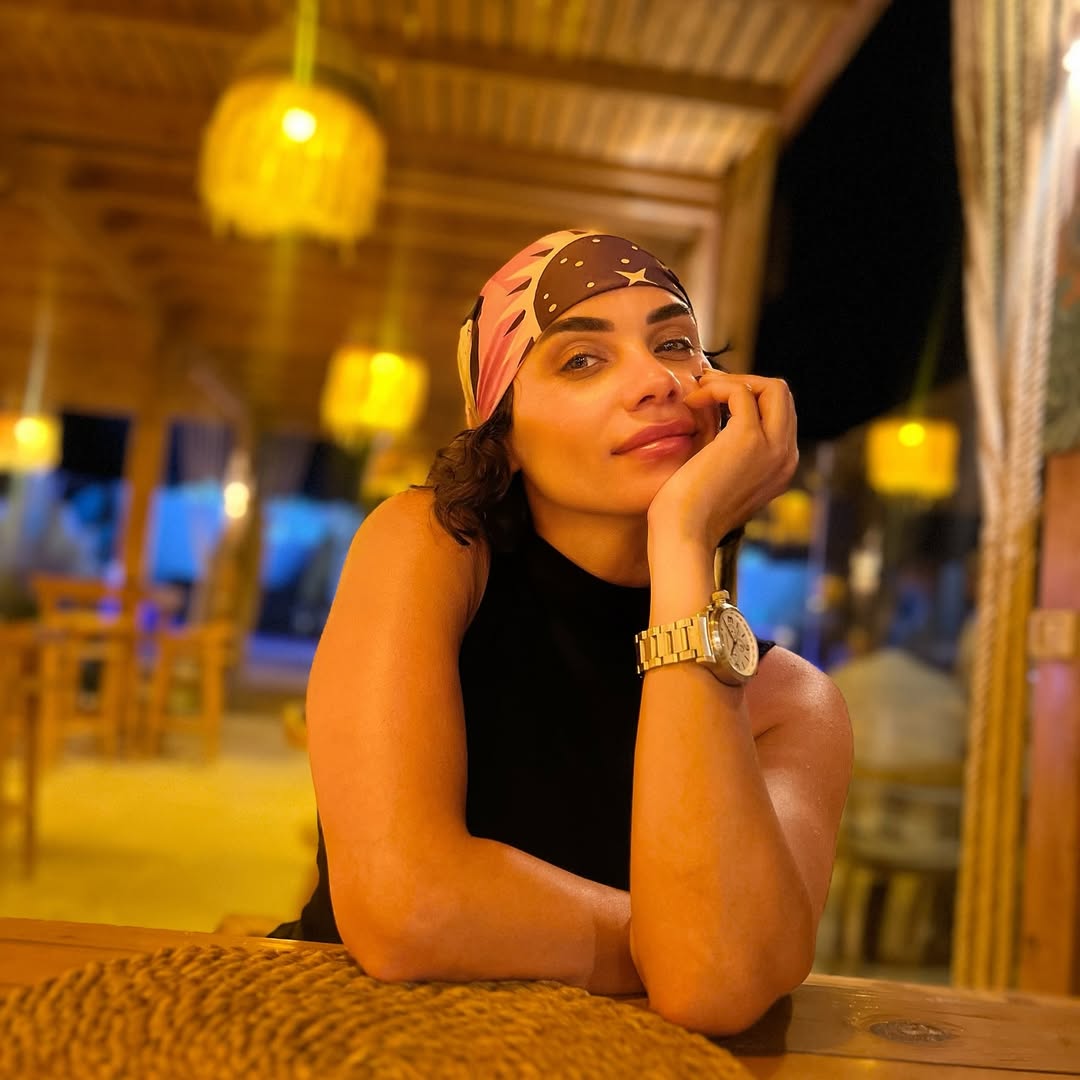 FilFan's tweet image. نور قدري في أحدث ظهور: "الحياة مش بتستنى حد، واللي راح مش هيرجع. كل لحظة بتعدي هي فرصة جديدة نعيشها، نضحك فيها، ونتعلم منها. متبصش وراك كتير، اللي فات علمك ومشي، لكن اللي جاي لسه مكتوب بإيدك. عيش يومك بحب، واتمسك بالأمل، وافرح حتى بالحاجات البسيطة...” 💫🕊️