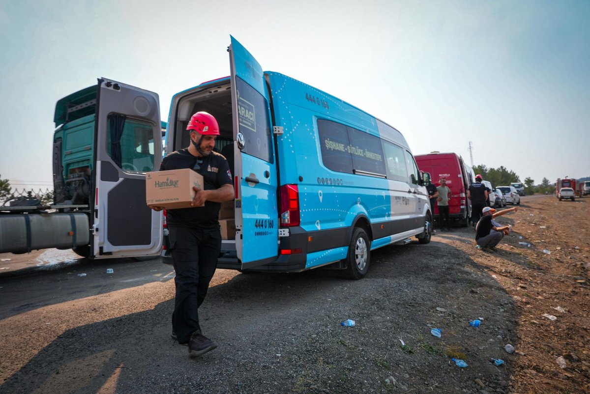 inanguney's tweet photo. Beyoğlu Belediyesi ekiplerimiz Bursa’da, yangın bölgesinde.

Mobil ikram aracımız, ring aracımız, mobil veterinerimiz, kamyonet ve 2 arazöz (su tankeri) ile içinde yöneticilerimizin de yer aldığı 16 personelimiz şu an sahada, görev başında. 

Ekiplerimiz hem gıda ve lojistik ihtiyaçların karşılanması, hem can ve mal güvenliğinin sağlanması, hem de gönüllü koordinasyonunun sağlanması için aralıksız hizmet veriyor. 

Tüm arkadaşlarıma Allah’tan güç kuvvet diliyorum. Ülkemizin bir an önce bu yangın felaketlerinden kurtulmasını temenni ediyorum.