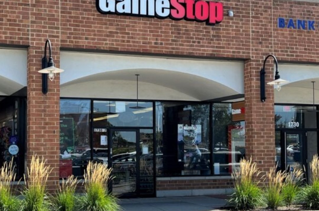 andrewsilvagni's tweet image. $GME 🎮
$BTC
Industry analysts expect GameStop to roll out selective Lightning checkout for gift cards and marketplace fees by late 2025, followed by deeper wallet-exchange integrations that could let players swap Bitcoin for in-game tokens in real time:
cryptoslate.com/companies/game…