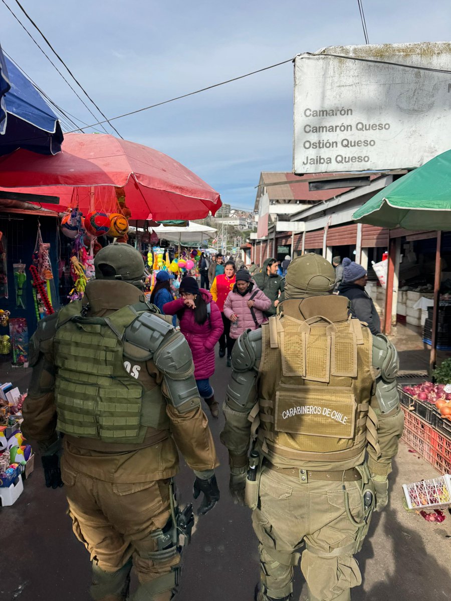 Operativo de Carabineros de la Sección E.C.O. en #SanAntonio culmina con dos detenidos por contrabando y por oponerse a la acción policial, además de la incautación de cigarrillos de contrabando y más de 300 artículos comercializados informalmente. #LaPrevenciónEsNuestraEsencia