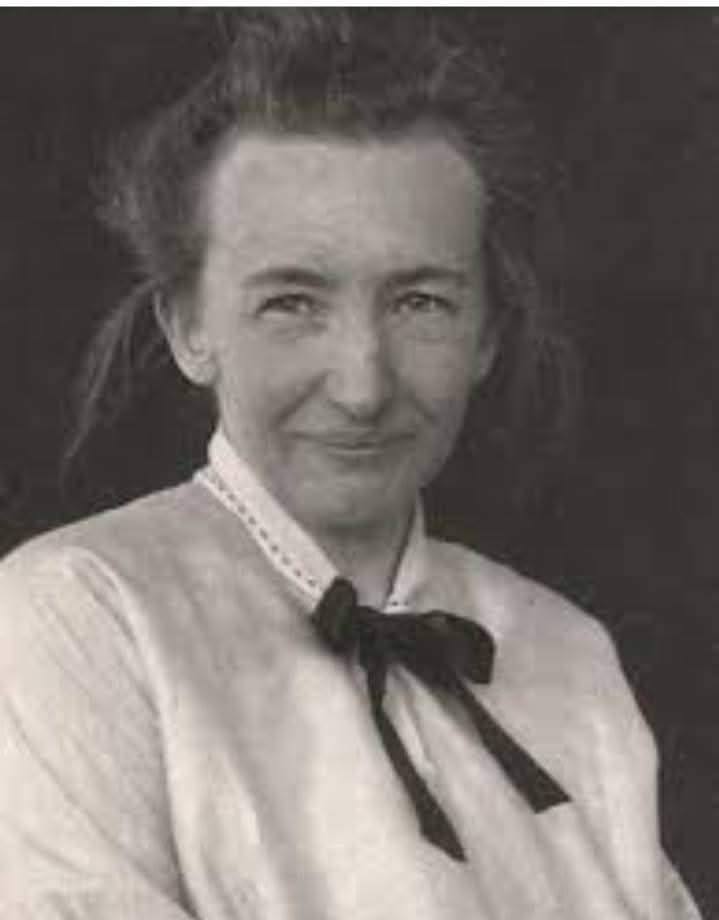 أخيراً التقيت بفتى أحلامي، لم أكن أتصور أن أحلامي تافهة لهذه الدرجة.

( تاتيانا ألكسيفيا)