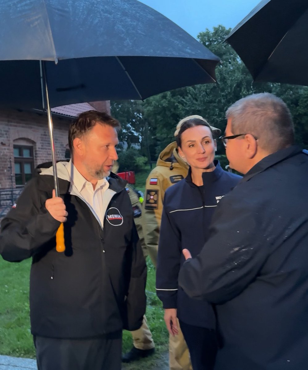 Najcięższa sytuacja pogodowa jest teraz w woj. pomorskim. Razem z Kom. Głównym <a href="/KGPSP/">Państwowa Straż Pożarna</a> W.Kruczkiem byliśmy w Malborku i Nowym Dworze Gd. Służby pracują. Sytuacja jest trudna ale pod kontrolą. Ta noc będzie ciężka dla północy kraju. Dziś Straż interweniowała  już blisko 3tys razy.