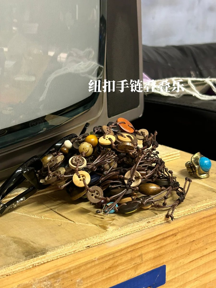 linke83282813's tweet image. Button bracelets, button necklaces, and button pendants can incorporate many elements. #DIYJewelry #ButtonCraft #Accessories #CraftProjects #DIY #CreativeHobbies #JewelryMaking #Handmade #Artisan #CustomDesigns