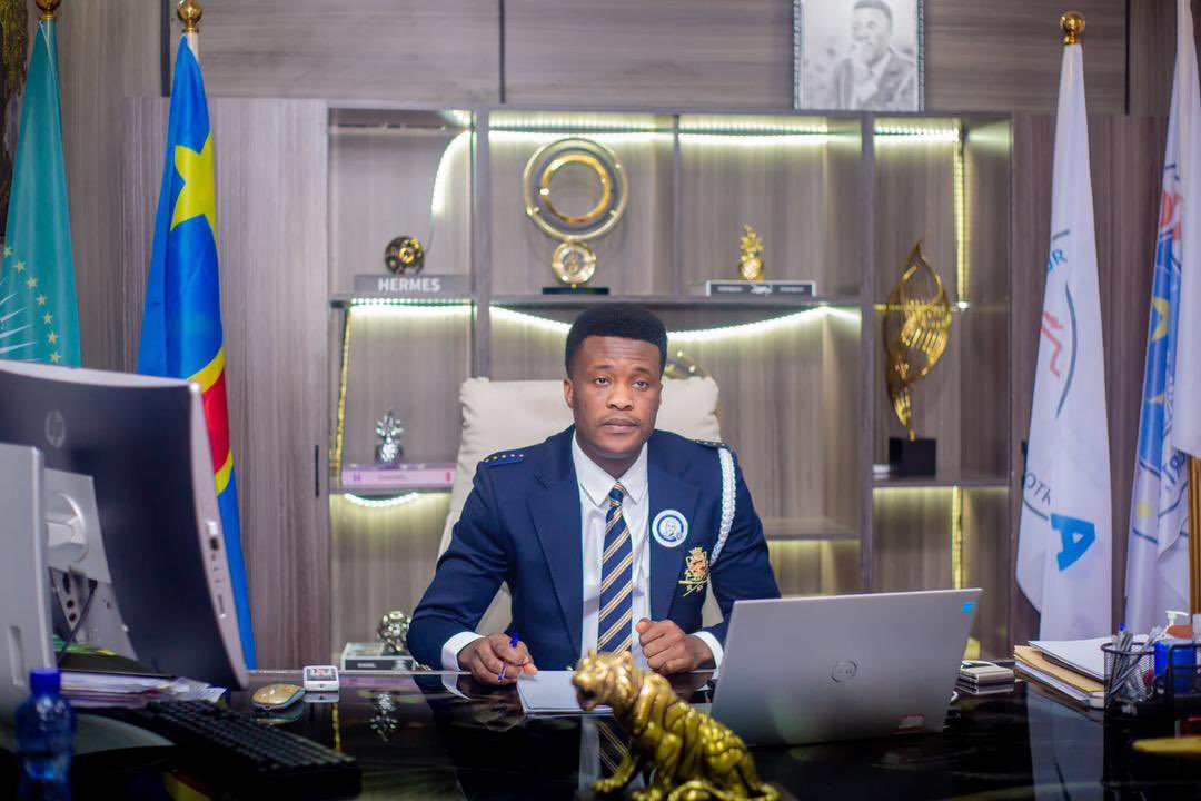 central_sage's tweet image. Le grand Congo, sous la direction de notre président Félix Tshisekedi, se dresse fermement contre la trahison. Dans notre État de droit, il est essentiel de respecter les valeurs de loyauté et d'intégrité. Les traîtres n'ont pas leur place dans notre nation, car nous bâtissons un…