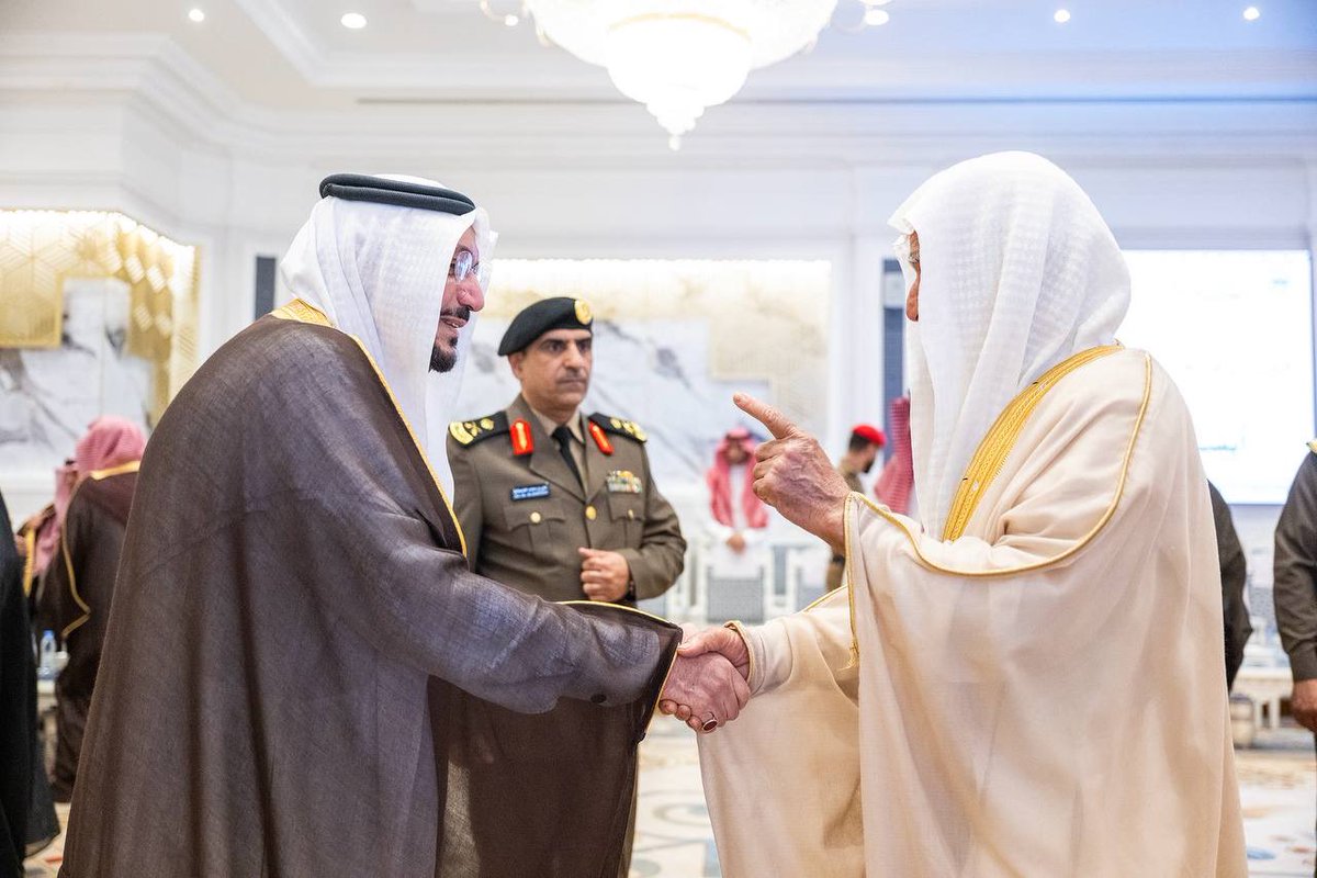 EmarahAlQassim's tweet image. خلال إستقبال سموه القائمين على حملة &quot; أيسره مؤونة&quot; والتي تنفذها جمعية أسرة للتنمية الأسرية بمدينة بريدة.. 

سمو #أمير_منطقة_القصيم 
يُشيد بمبادرة &quot; #أيسره_مؤونة&quot; والتي سوف تحقق أهدافها من خلال التشجيع وتوعية المجتمع بأهمية تخفيف تكاليف الزواج والتسهيل على الشباب في زواجهم .