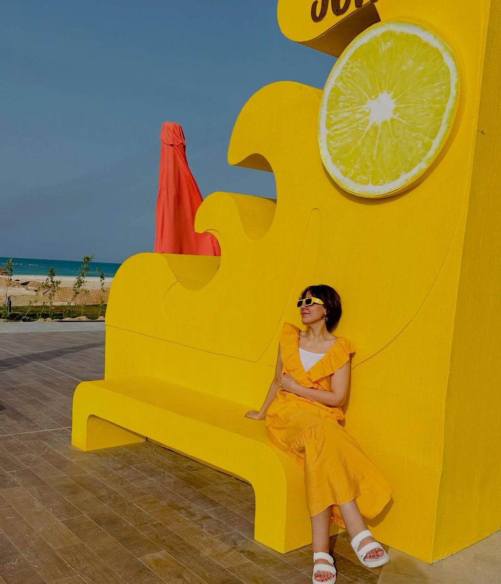 FilFan's tweet image. 🏖️ مي كساب تلفت الأنظار بإطلالة باللون الأصفر في أحدث ظهور من الساحل الشمالي
