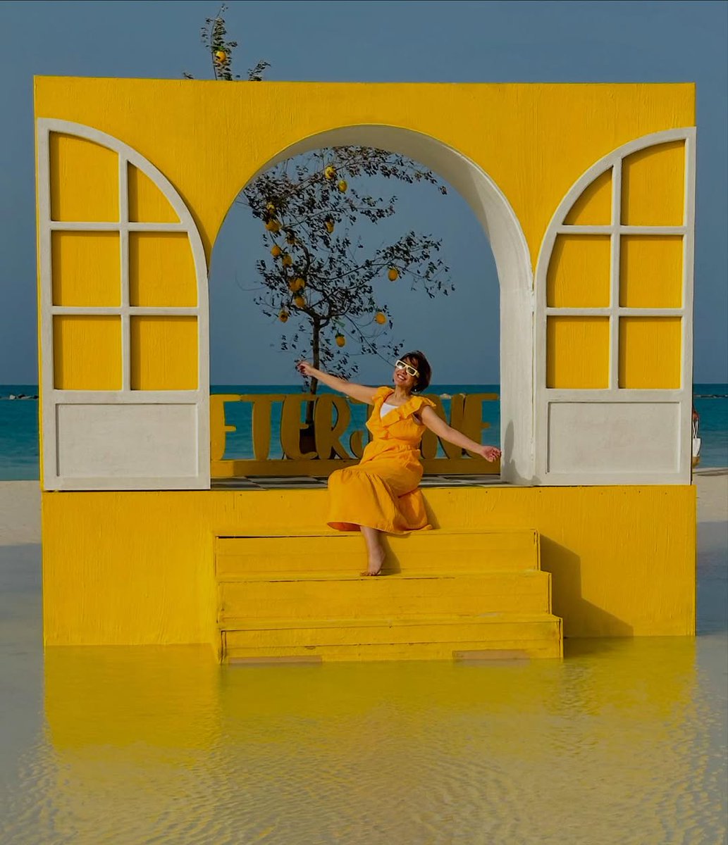 FilFan's tweet image. 🏖️ مي كساب تلفت الأنظار بإطلالة باللون الأصفر في أحدث ظهور من الساحل الشمالي