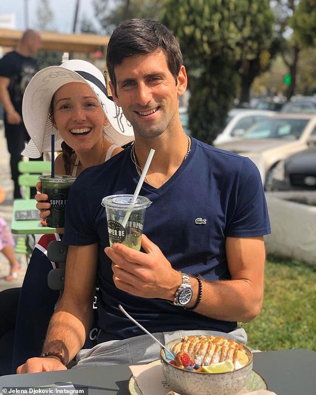2010'da Novak Djokovic, zor günler geçiren bir tenisçiydi.

Maç sırasında çöküyor ve dünya sıralamasındaki 1 numaralı yerini kaybediyordu.

Ama TEK bir diyet değişikliğiyle... Ertesi yıl 4 Grand Slam turnuvasından 3'ünü kazandı ve dünya 1 numarası oldu.

İşte hikayesi: 🧵(FLOOD)