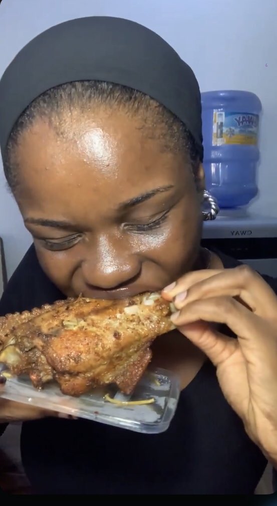 bahd_citizen's tweet image. No chop am na your cousin! 😳

Me asf: