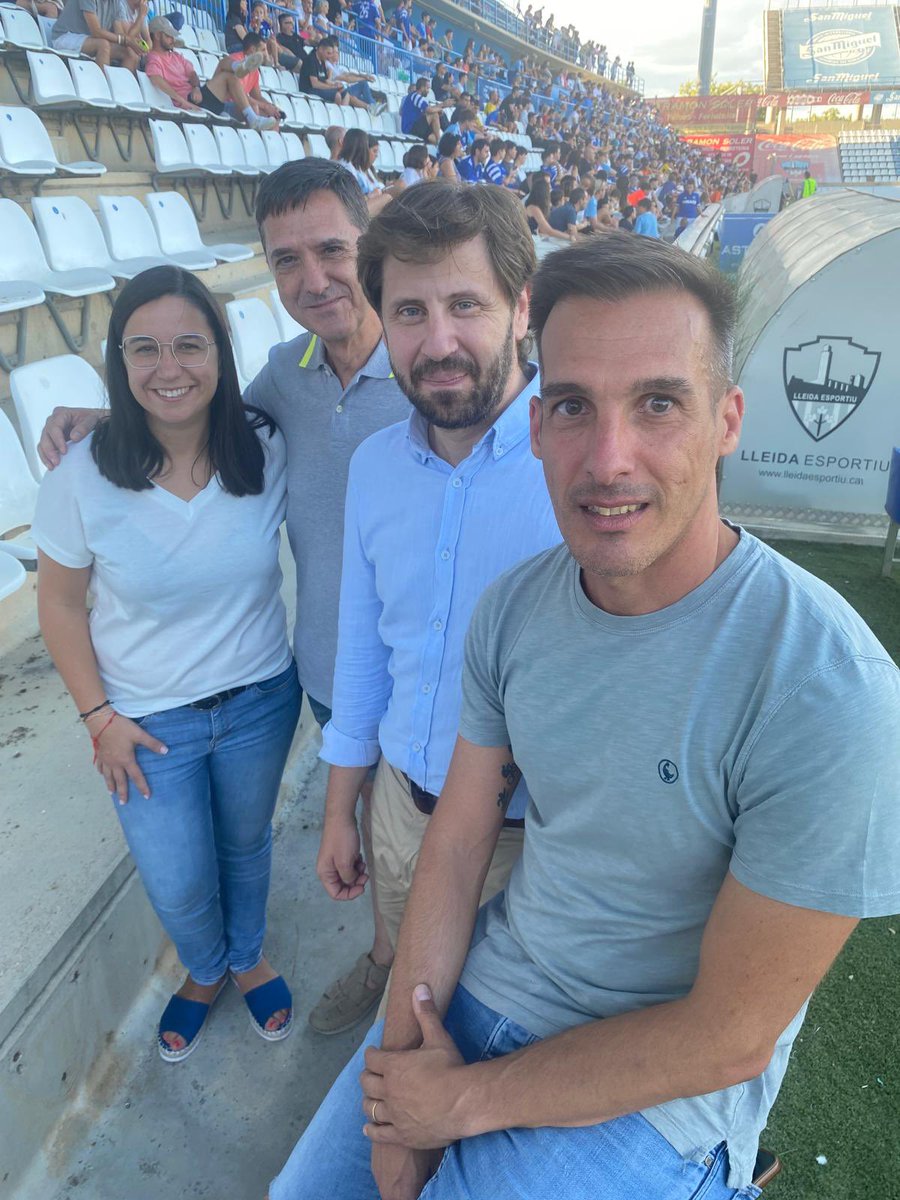 XavierEstradaF1's tweet photo. Una mostra del que representa el @LleidaCF — allò que fa vibrar una ciutat— un intangible de valor incalculable: el sentiment, la identitat i la història. Això no té preu! 💙😘 #esport #lleida #ciutat #equip #historia #referent #1000 #campdesports ⚽️ https://t.co/ygXM5tivZz