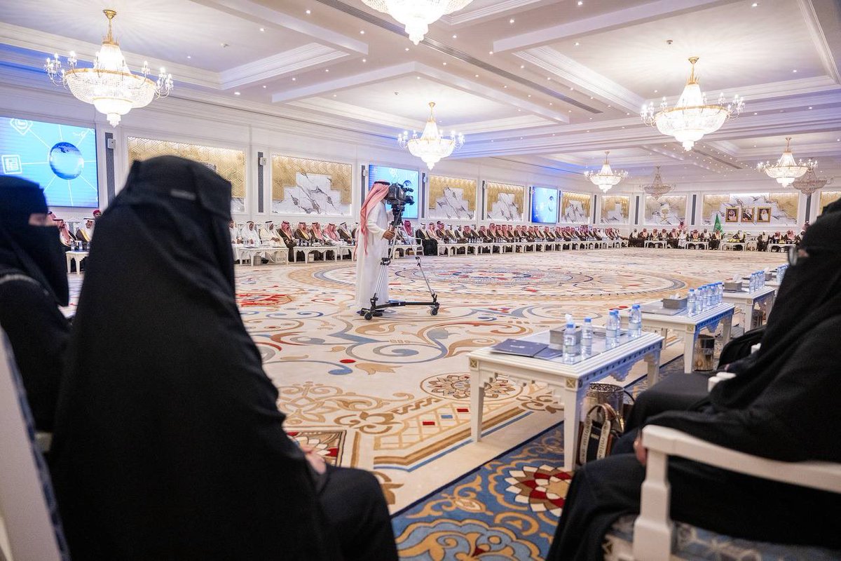 EmarahAlQassim's tweet image. أعرب سموه عن شكره لجمعية “أسرة” على جهودها النوعية، داعياً جميع الجمعيات لتعزيز هذه الحملة المباركة..

سمو #أمير_منطقة_القصيم يطالب بتكريم القدوة الحسنة على مستوى المنطقة في التخفيف من تكاليف الزواج، ويوجه جمعية “ أسرة “ بإطلاق جائزة &quot; #أيسره_مؤونة&quot; ويؤكد سموه إستضافة إمارة…