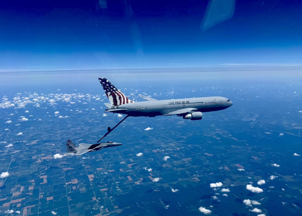 ShayneB52's tweet image. Fill er up please! Thirsty F-15 getting a drink from Peggy on her way home from Oshkosh yesterday. 

Thousands of people toured her at Osh including the Deputy Director of the Air National Guard and  he “loved” her tail ☺️ 
Shot from another F-15 sent to me by the boomer. So…