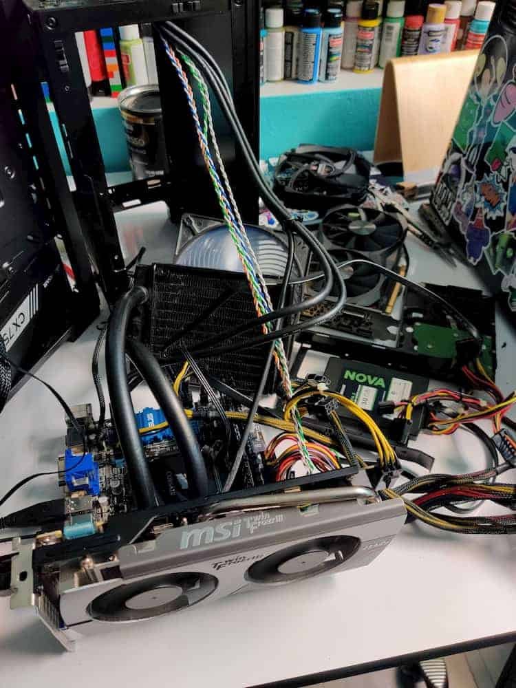 Cable management? Never heard of the guy!  

💻 hdopti.com