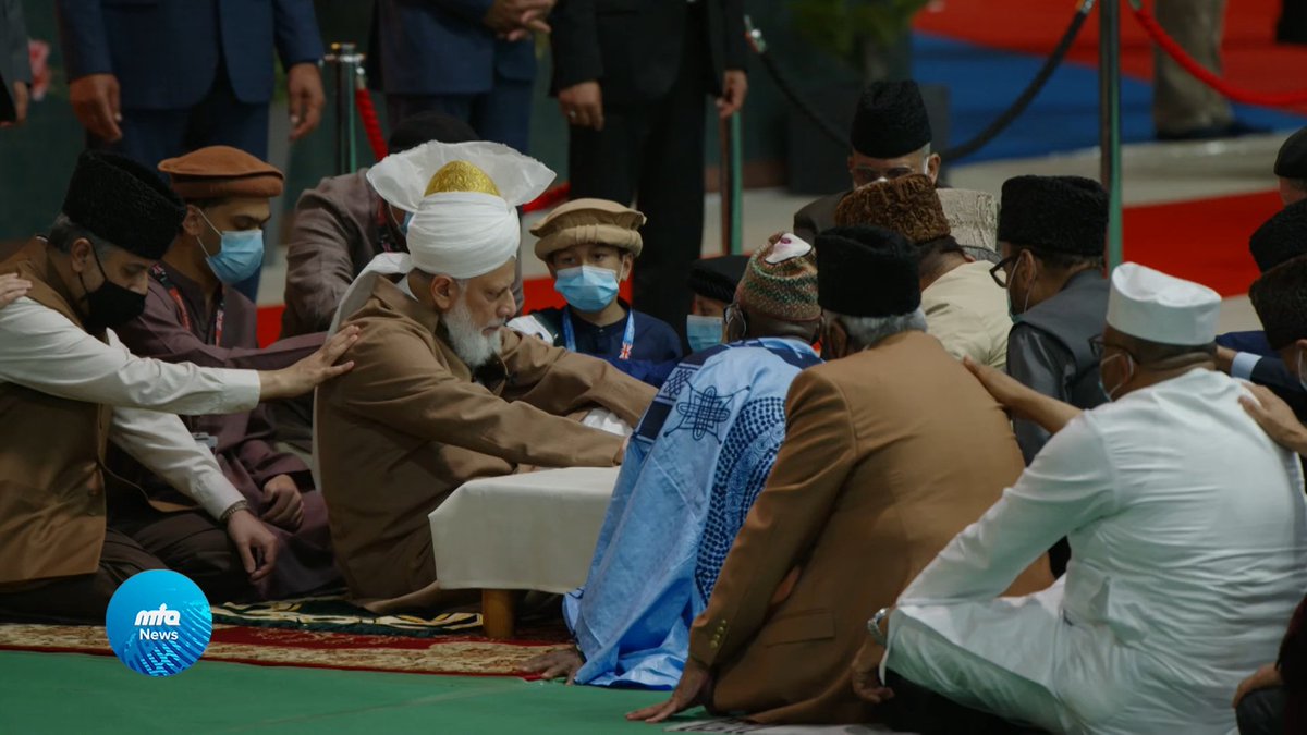 AhmadiyyaDE's tweet photo. United in faith &amp; loyalty! The international Bai'at ceremony at #JalsaUK showcases the strong bond between Hazrat Khalifatul Masih V (aba) &amp; the Jama'at. May Allah bless our community with continued unity and progress.

#JalsaConnect https://t.co/mDCqRy6u9C