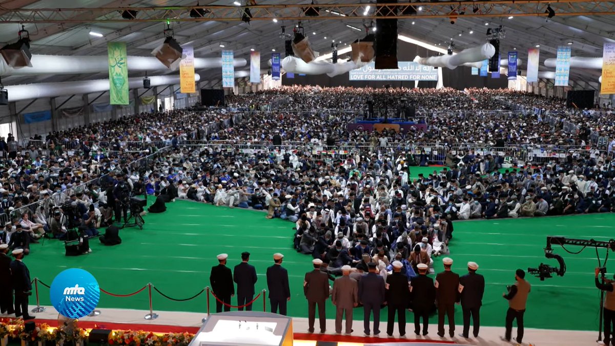 AhmadiyyaDE's tweet photo. United in faith &amp; loyalty! The international Bai'at ceremony at #JalsaUK showcases the strong bond between Hazrat Khalifatul Masih V (aba) &amp; the Jama'at. May Allah bless our community with continued unity and progress.

#JalsaConnect https://t.co/mDCqRy6u9C