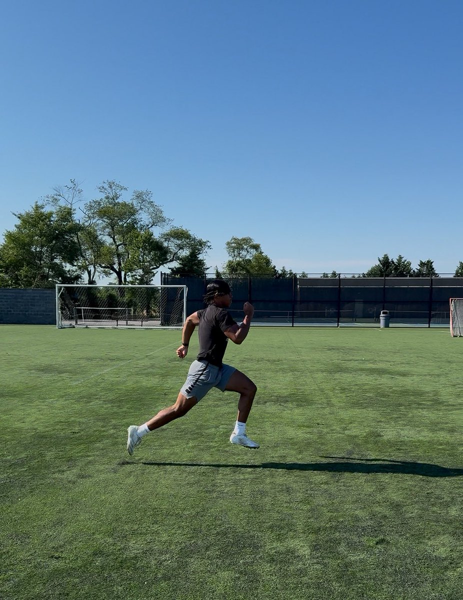 Want to get faster with exercises outside of sprinting?

Here are 4 proven methods I use alongside sprints with my athletes to build elite speed while building better athleticism 🧵