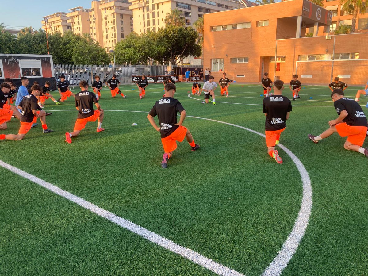 patacona_cf's tweet photo. Primer día, mismas ganas de siempre 💪⚽

El Juvenil 'A'  ya trabaja para preparar una gran temporada.

¡Vamos, Patacona!  🧡🖤
#PataconaCF #JuvenilA https://t.co/u4jUCsPvPl