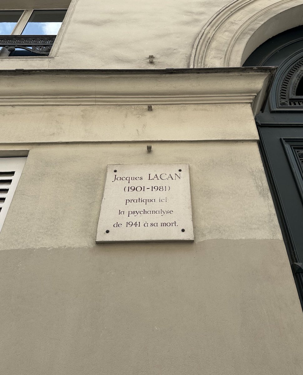 botdefreud's tweet photo. Hoy visité el consultorio de Jacques Lacan en Paris, en el cual atendió desde 1941 hasta su muerte en 1981. https://t.co/kqgYX6ys4a