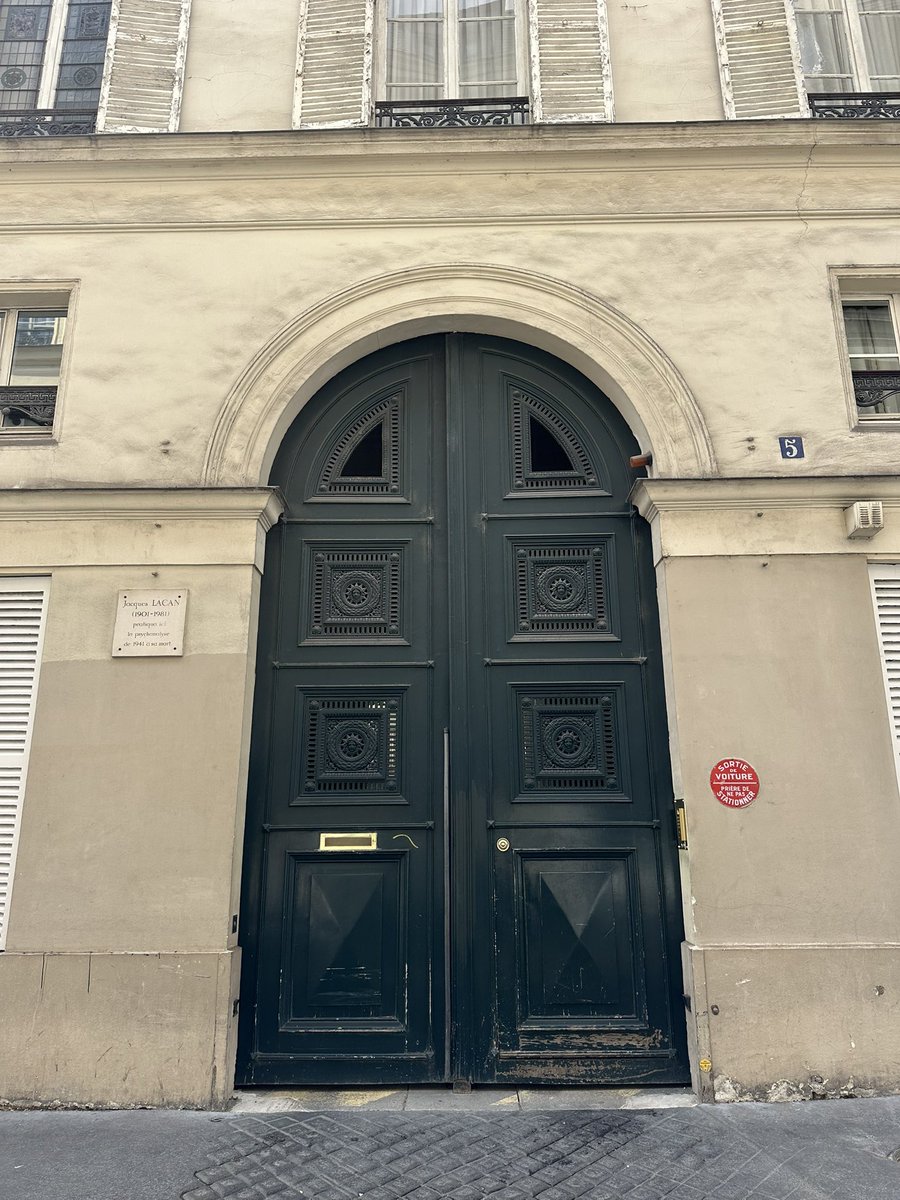 botdefreud's tweet photo. Hoy visité el consultorio de Jacques Lacan en Paris, en el cual atendió desde 1941 hasta su muerte en 1981. https://t.co/kqgYX6ys4a
