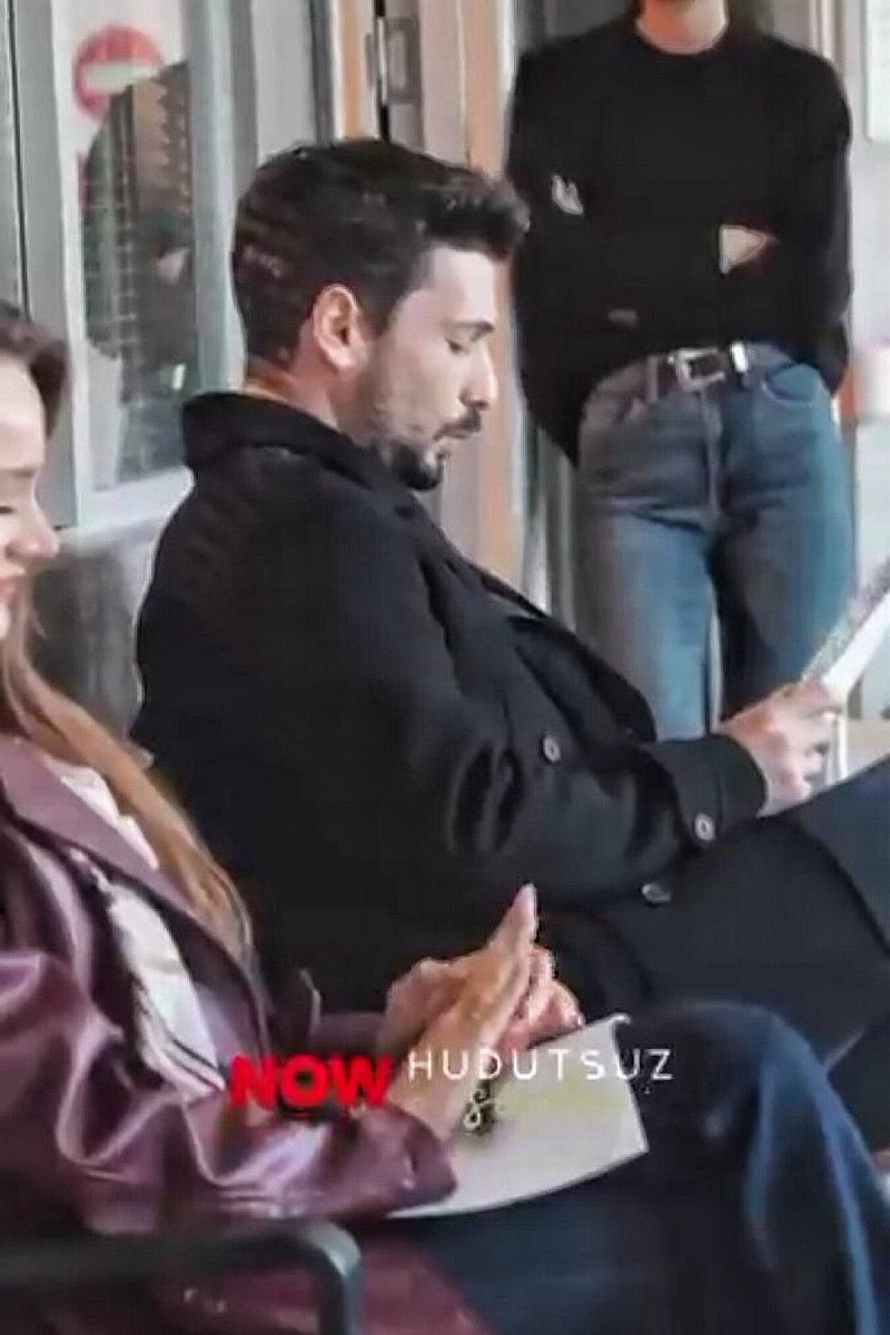 theekarasu's tweet image. halzey waiting for zeyneps pregnancy check up meanwhile zeynep looking at her new wedding ring and halo reading a father tips magazine😔